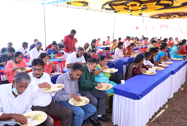 Grace Ministry Celebrates Christmas 2021 with Pomp and Grandeur on 17th Friday, December at its Prayer centre in Valachil, Mangalore. Hundreds gathered at the program and celebrated Xmas with Bro Andrew Richard and family.  